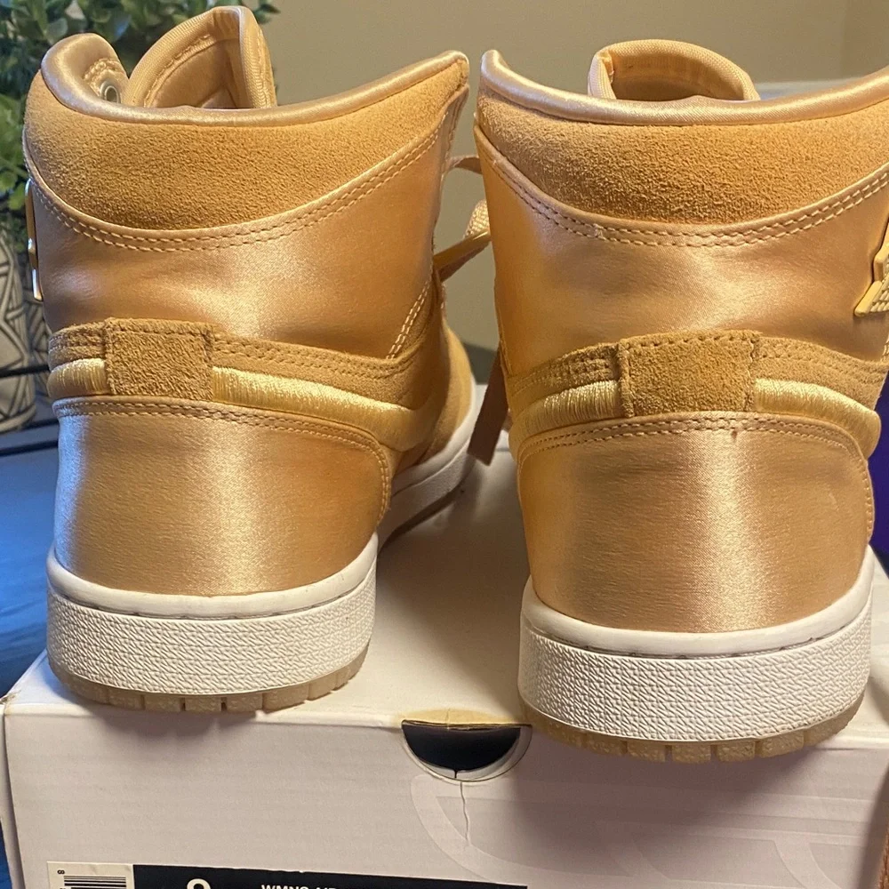 Jordan Women's Air Jordan 1 Mid Gold - Picture 4 of 5